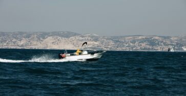 Pays émergents exploitant le potentiel des zones maritimes grâce à l'économie bleue, incluant la pêche durable, les énergies marines renouvelables et le tourisme côtier.